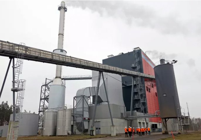 Biokraftvärmeverket Moskogen i Kalmar använder skogsflis som bränsle och har bidragit till att Kalmar Energi har gått från nästan 100 procent fossil energi till nästan 100 procent bioenergi i fjärrvärmen på 30 år. Foto: Anders Haaker