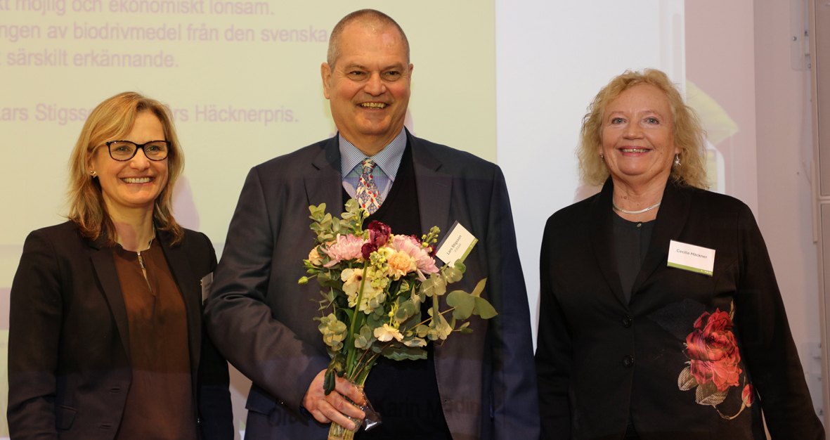 Karin Medin (till vänster), ordförande i Svebio och Cecilia Häckner (till höger), dotter till Jan Häckner, överlämnade Jan Häckners bioenergistipendium till Lars Stigsson, grundare av Sunpine.
