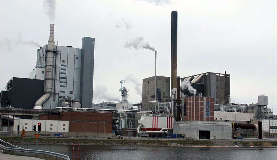 Här släpps en massa biogen koldioxid ut, som kan fångas in och lagras (Iggesund, ett av Sveriges största massabruk)
