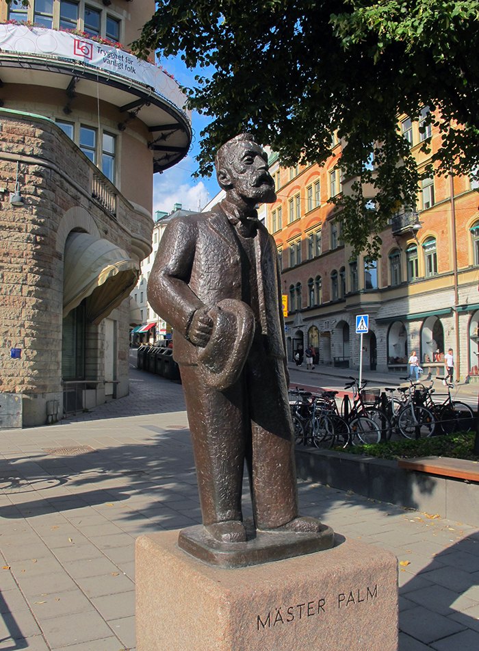 August Palm visste vad han ville - här står han utanför LO-borgen i Stockholm.