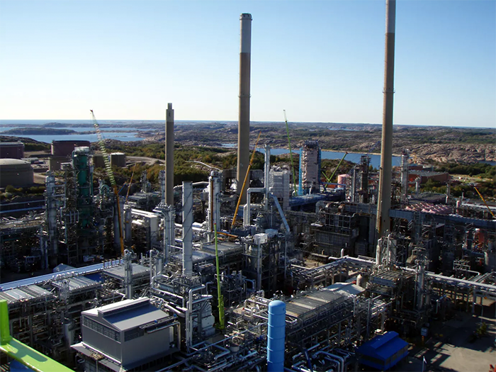 Preems raffinaderi i Lysekil har kapacitet att raffinera 11,4 miljoner ton råolja. Här produceras idag cirka 160 000 kubikmeter HVO-diesel och biobensin. Kapaciteten ska öka till 200 000 kubikmeter under 2019. Foto: Rustan Olsson